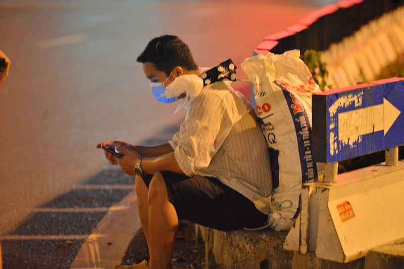 Theo chia sẻ của các công nhân, hầu hết họ đều được hỗ trợ chỗ ở miễn phí, chính quyền cũng cung cấp lương thực, thực phẩm. Tuy nhiên, chỉ có ăn với ngủ gần 2 tháng nên họ không chịu được nên đã gọi nhau dọn đồ đạc để đi về quê.