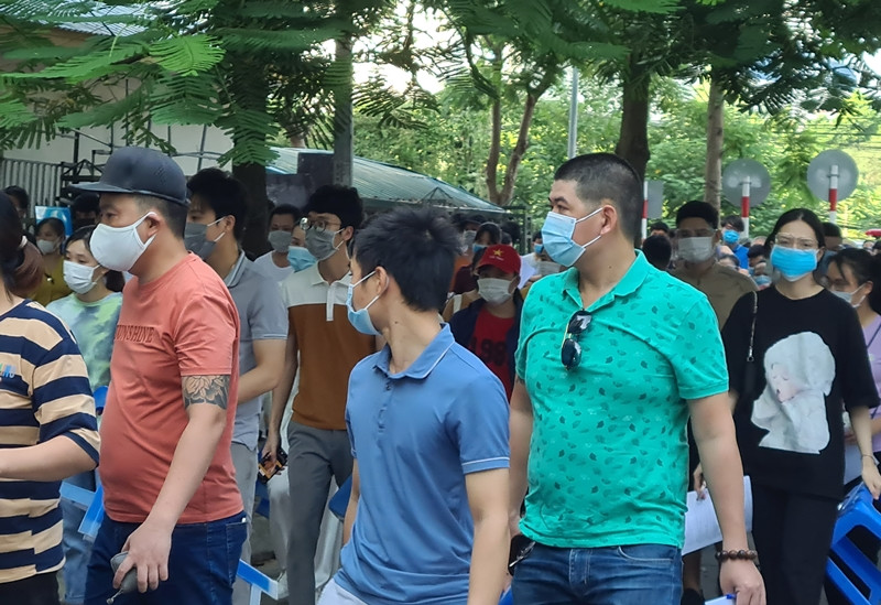 Đến khoảng 16h cùng ngày, lượng người dân lũ lượt kéo nhau đến điểm tiêm chủng trạm y tế phường Mễ Trì càng đông.