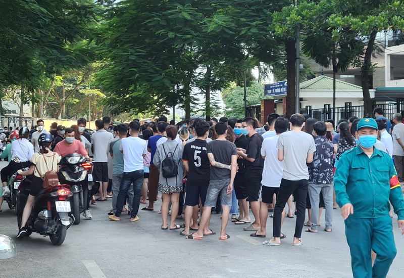 Khi thấy phóng viên ghi nhận, lực lượng chức năng ở đây lớn tiếng “không quay phim, chụp ảnh” dù khu vực tiêm chủng không đặt biển cấm.