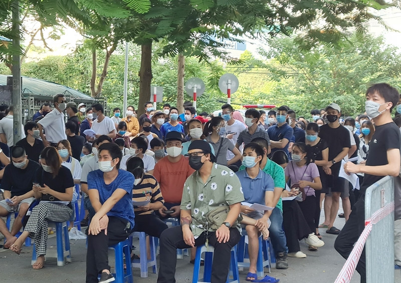 Nhiều người dân đi tiêm vắc xin phòng COVID-19 tại điểm tiêm trạm y tế phường Mễ Trì xếp hàng, đứng/ngồi không giữ khoảng cách, tập trung…