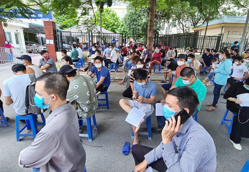 “Hết tốp này tiêm xong lại tốp khác kéo đến, chẳng may có F0 thì không biết chuyện gì sẽ xảy ra”, một người dân e ngại.