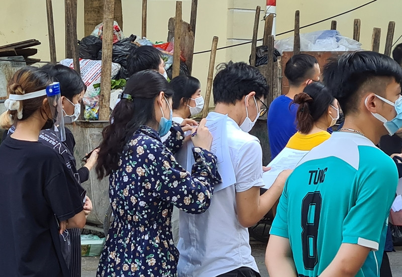 Các lực lượng chức năng có mặt tại thời điểm nhắc nhở người dân đứng giãn cách nhưng không ăn thua.