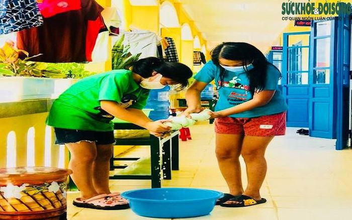Các em được hướng dẫn treo màn trước khi đi ngủ, lau chùi sàn nhà để vệ sinh phòng dịch, giặt giũ quần áo… Cũng từ đó các em được rèn luyện những kỹ năng trong cuộc sống.