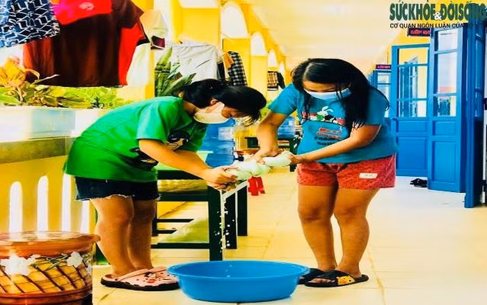 Các em được hướng dẫn treo màn trước khi đi ngủ, lau chùi sàn nhà để vệ sinh phòng dịch, giặt giũ quần áo… Cũng từ đó các em được rèn luyện những kỹ năng trong cuộc sống.