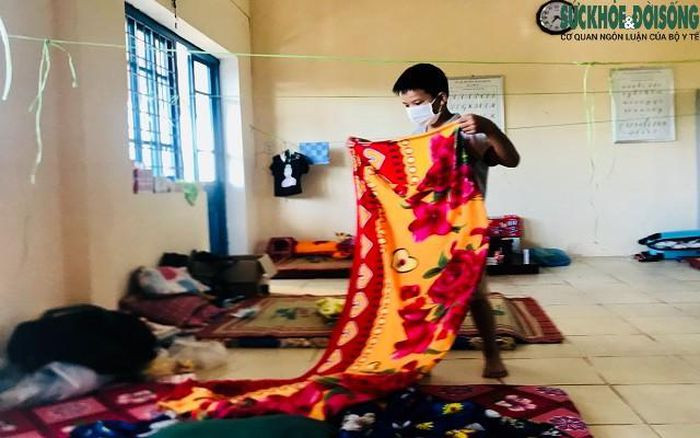 Cô Tường Vân, giáo viên Trường THCS Lê Quang Tiến đang thực hiện cách ly cùng các em học sinh chia sẻ: “Các thầy cô ở đây thường xuyên sát cánh bên các em, xem như con của mình và chăm lo chu đáo cho các em từng miếng ăn giấc ngủ. Chúng tôi cũng hướng dẫn từng ly từng tí để các em biết cách tự chăm sóc bản thân, vì đối với nhiều em đây là lần đầu tiên xa nhà không có ba mẹ bên cạnh”.