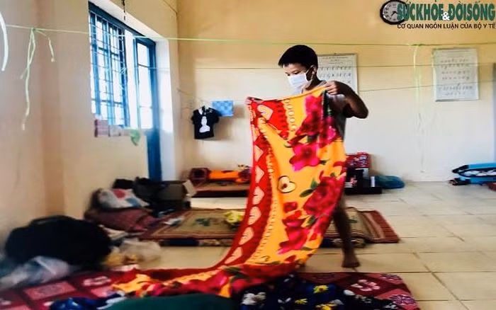 Cô Tường Vân, giáo viên Trường THCS Lê Quang Tiến đang thực hiện cách ly cùng các em học sinh chia sẻ: “Các thầy cô ở đây thường xuyên sát cánh bên các em, xem như con của mình và chăm lo chu đáo cho các em từng miếng ăn giấc ngủ. Chúng tôi cũng hướng dẫn từng ly từng tí để các em biết cách tự chăm sóc bản thân, vì đối với nhiều em đây là lần đầu tiên xa nhà không có ba mẹ bên cạnh”.