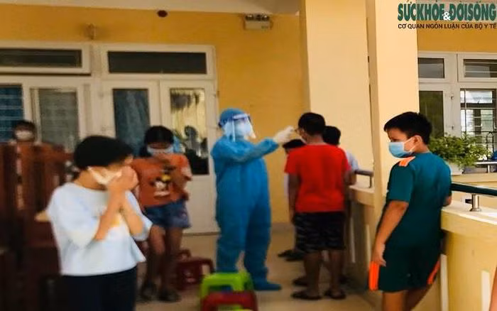 Lực lượng dân quân tự vệ, y tế luôn túc trực để đảm bảo an ninh trật tự, theo dõi sức khỏe cũng như bảo đảm công tác hậu cần. Các chế độ ăn uống của các em được Hội phụ nữ thị xã Hương Trà, phường Hương Chữ đảm nhiệm.