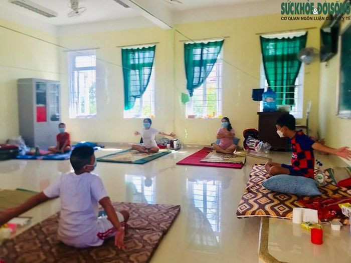 Hiện nay tại mỗi phòng học sẽ có từ 5-6 em học sinh được bố trí để thực hiện cách ly. Trong mỗi phòng này cũng sẽ có 1 giáo viên, hoặc 1 phụ huynh cách ly cùng theo dõi, hỗ trợ các em.