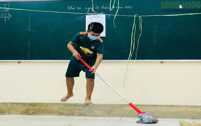 Trong ngày đầu vào cách ly, nhiều em học sinh còn đó những lo lắng, bỡ ngỡ vì phải xa bố mẹ để đi cách ly. Tuy nhiên, sự có mặt, sát cánh của các thầy cô đã giúp cho các em dần ổn định tâm lý, yên tâm thực hiện cách ly phòng chống dịch.