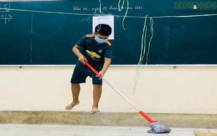 Trong ngày đầu vào cách ly, nhiều em học sinh còn đó những lo lắng, bỡ ngỡ vì phải xa bố mẹ để đi cách ly. Tuy nhiên, sự có mặt, sát cánh của các thầy cô đã giúp cho các em dần ổn định tâm lý, yên tâm thực hiện cách ly phòng chống dịch.