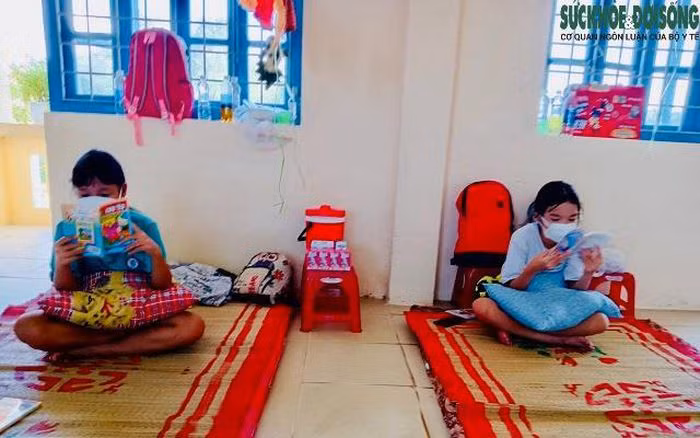 Thiếu tá Lê Văn Trung, Chỉ huy Trưởng Ban Chỉ huy Quân sự thị xã Hương Trà cho biết, các F1 thường sẽ được cách ly tại các khu cách ly do tỉnh quản lý, nhưng vì độ tuổi của các cháu còn nhỏ, hơn nữa nếu đưa ra khỏi địa phương, các cháu sẽ có tâm lý hoang mang hơn, nên việc định hướng tư tưởng sẽ rất khó. Do đó, các cháu được thực hiện cách ly ngay tại trường học. Ở đây, các cháu đã quen với điều kiện, môi trường nên tư tưởng tâm lý sẽ ổn định hơn trong thời gian thực hiện cách ly.