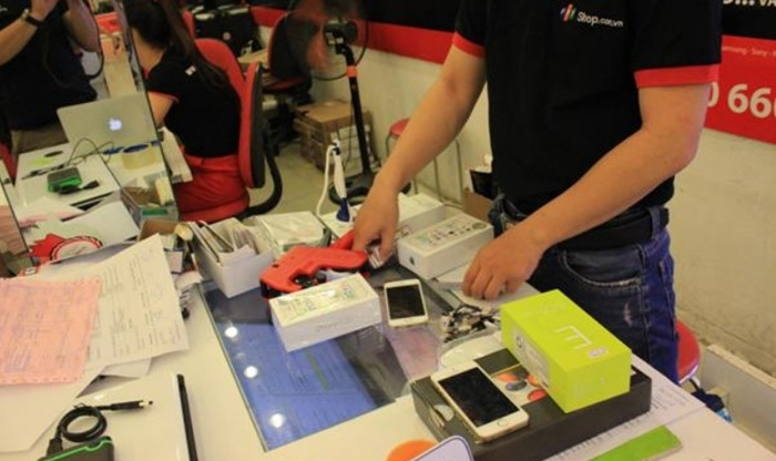 Theo đó, chỉ sau một thời gian ngắn sử dụng điện thoại iPhone 5S mà khách mua tại một cửa hàng FPT Shop ở Đà Nẵng bắt đầu có nhiều dấu hiệu một số thao tác bị trì trệ, không thể tải được bất cứ phần mềm ứng dụng nào về máy, máy có biểu hiện kém nhạy….(Ảnh minh họa).