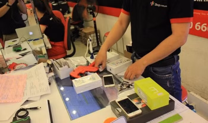 Theo đó, chỉ sau một thời gian ngắn sử dụng điện thoại iPhone 5S mà khách mua tại một cửa hàng FPT Shop ở Đà Nẵng bắt đầu có nhiều dấu hiệu một số thao tác bị trì trệ, không thể tải được bất cứ phần mềm ứng dụng nào về máy, máy có biểu hiện kém nhạy….(Ảnh minh họa).