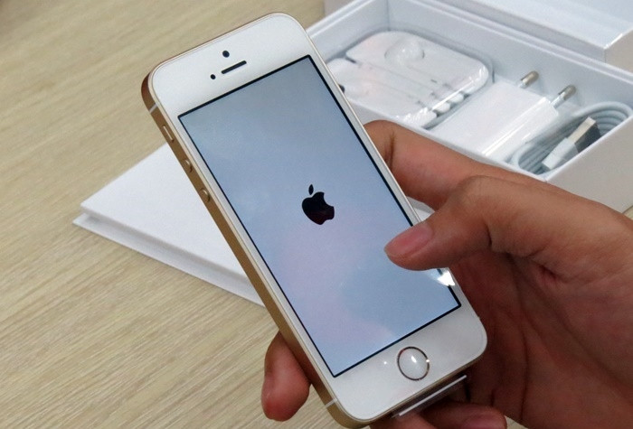 Ngày 30/6/2015, anh Trung mang điện thoại ra cửa hàng FPT Shop ở tại đường 3/2 (quận 11) để thực hiện bảo hành. Nhân viên sau khi tiếp nhận máy nói sẽ gửi máy lên trung tâm bảo hành của Apple, hẹn vị khách ngày 8/7 đến lấy máy. (Ảnh minh họa).