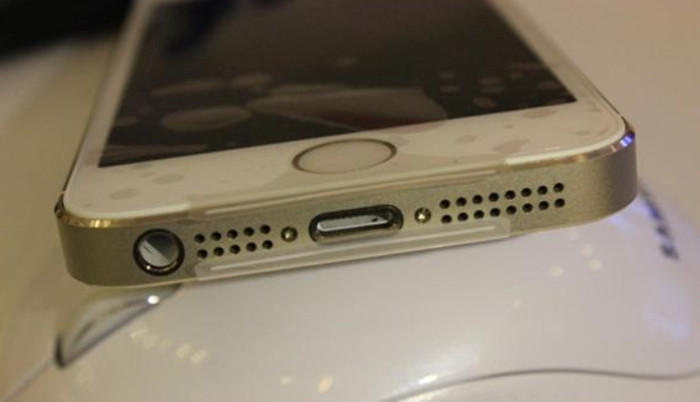 Đầu tháng 6/2015, nhiều khách hàng còn phản ánh tình trạng điện thoại iPhone chính hãng của FPT Shop tại Đà Nẵng không đảm bảo chất lượng khiến người tiêu dùng không mấy hài lòng. (Ảnh minh họa).