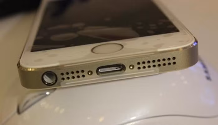 Đầu tháng 6/2015, nhiều khách hàng còn phản ánh tình trạng điện thoại iPhone chính hãng của FPT Shop tại Đà Nẵng không đảm bảo chất lượng khiến người tiêu dùng không mấy hài lòng. (Ảnh minh họa).