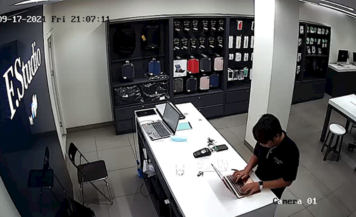 Đến 21h cùng ngày, vị khách phát hiện tài khoản Facebook cá nhân bị đăng nhập trên chính máy tính đã gửi ở FPT Shop Láng Hạ.