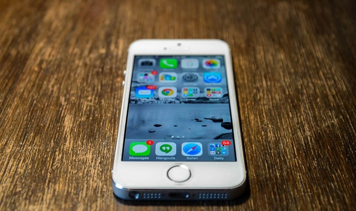 Quá thời hạn, không thấy nhân viên của FPT Shop anh đến thông báo tình trạng máy, anh Trung chủ động gọi lại cửa hàng và nhận được thông báo của nhân viên rằng điện thoại của anh không được đồng ý bảo hành. Đồng thời, cửa hàng đề nghị thu mua lại chiếc điện thoại với giá 7.750.000 đồng. (Ảnh minh họa).