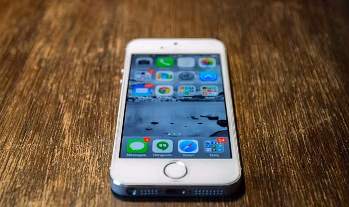 Quá thời hạn, không thấy nhân viên của FPT Shop anh đến thông báo tình trạng máy, anh Trung chủ động gọi lại cửa hàng và nhận được thông báo của nhân viên rằng điện thoại của anh không được đồng ý bảo hành. Đồng thời, cửa hàng đề nghị thu mua lại chiếc điện thoại với giá 7.750.000 đồng. (Ảnh minh họa).