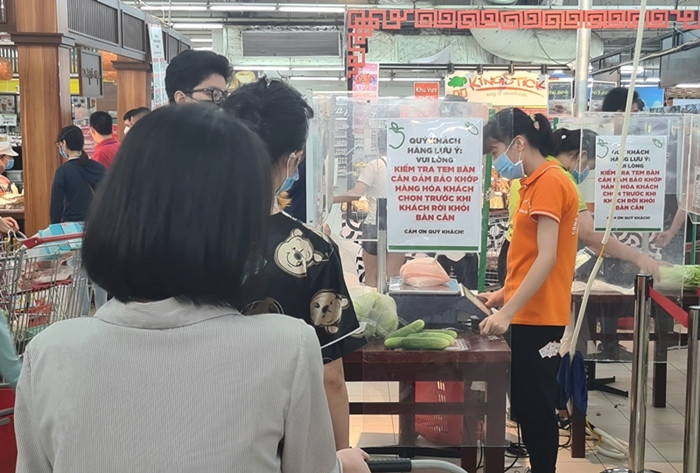 Khách xếp hàng, chờ đợi cân thực phẩm.