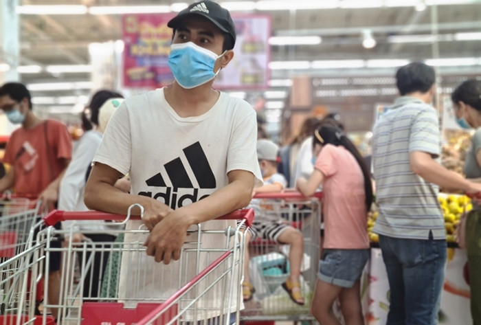 “Cánh mày râu” cũng tự mình đến siêu thị mua sắm nhu yếu phẩm thiết yếu và các mặt hàng thực phẩm vào tối Chủ nhật.