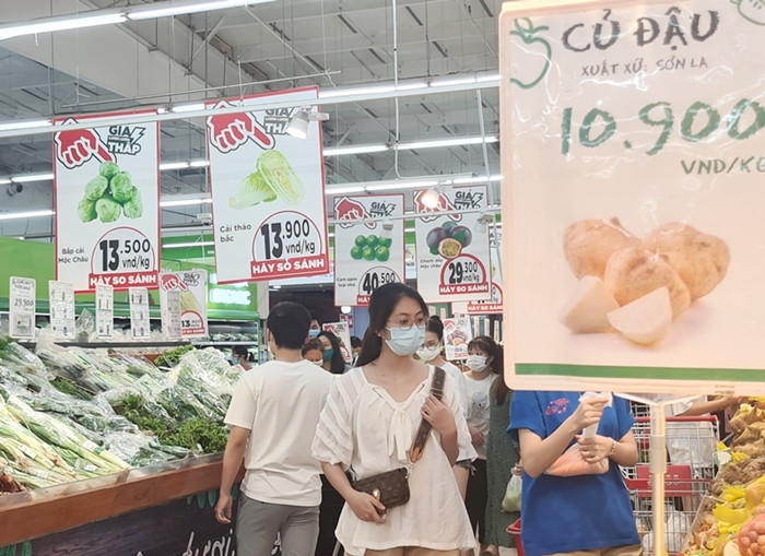 Các mặt hàng rau củ quả xanh tại siêu thị khá dồi dào.