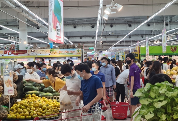 Dù người dân đều tuân thủ việc đeo khẩu trang khi vào siêu thị mua sắm, nhưng không tránh khỏi tình trạng chen chân đứng san sát nhau lựa chọn thực phẩm.