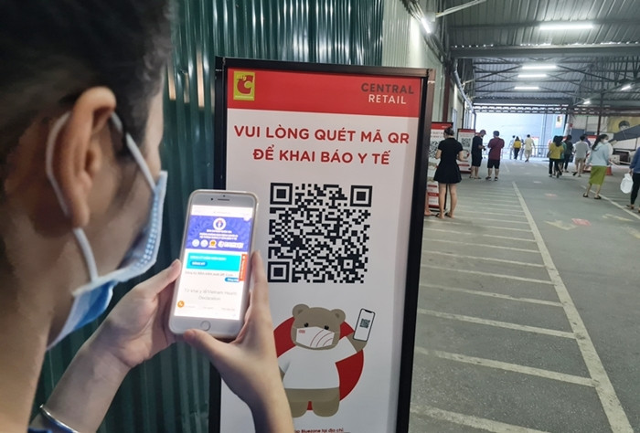 Trước khi vào siêu thị, khách hàng đều phải thực hiện quét mã QRcode theo biểu mẫu khai báo y tế và đo nhiệt độ cơ thể, sát khuẩn tay.