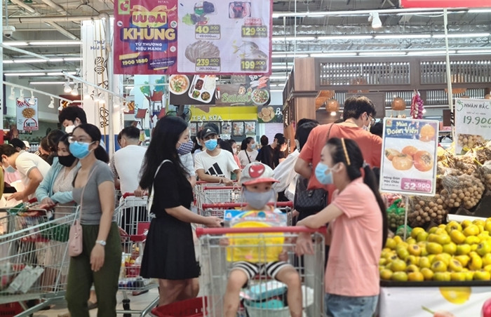 Nhiều trẻ nhỏ vẫn được người thân đưa đi siêu thị, dù dịch COVID-19 đang diễn biến phức tạp, Hà Nội chưa hết giãn cách.