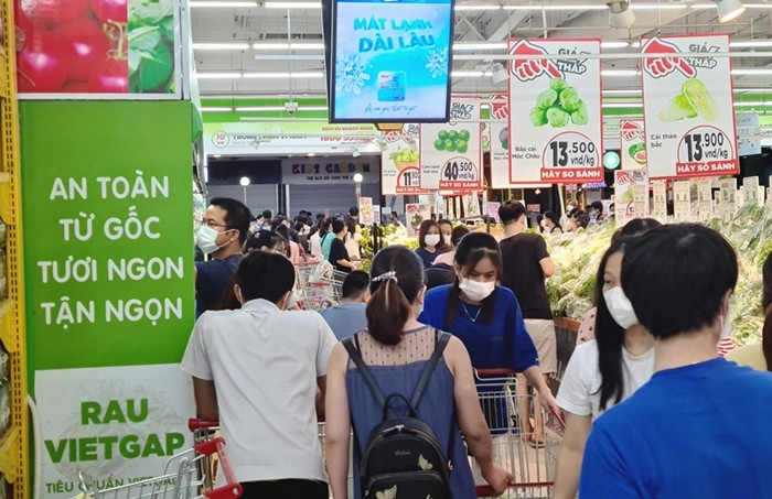 Đến khoảng 19h hơn, lượng khách hàng đổ xô nhau về siêu thị BigC Thăng Long càng đông.