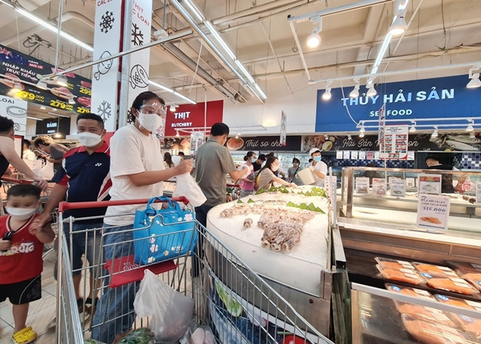 Một vài khách hàng cho biết, số lượng thực phẩm họ mua đủ dùng trong khoảng 4-5 ngày do hạn chế đi ra ngoài vì dịch bệnh.