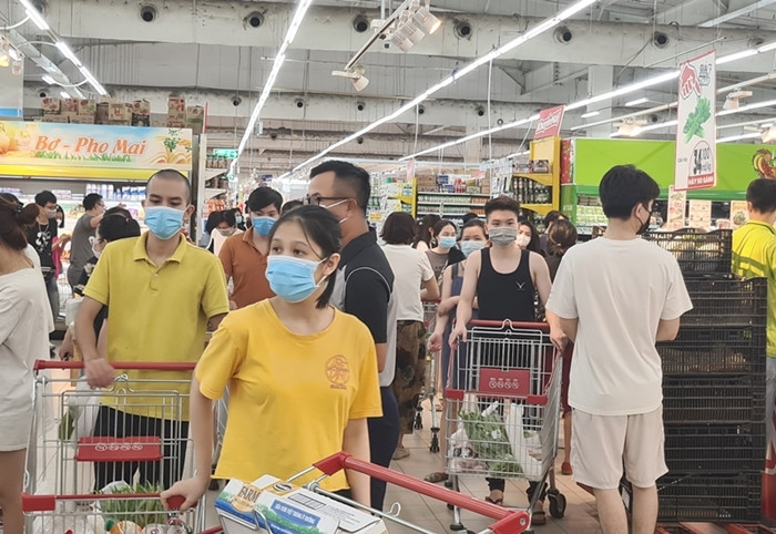 Khách hàng tập trung nhau đông đúc ở khu vực rau củ quả và thực phẩm tươi sống.