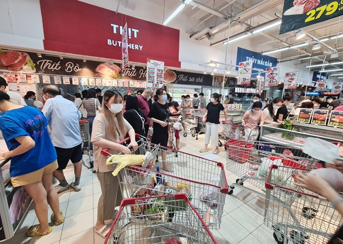 Khu vực bày bán thực phẩm tập trung đông người tiêu dùng hơn cả.