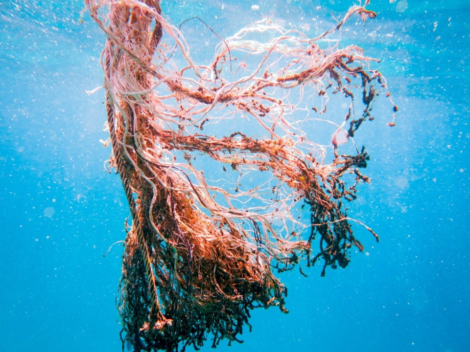 Đôi khi, thời tiết xấu khiến ngư dân bị mất ngư cụ trong quá trình ra khơi. Tuy nhiên, đây cũng có thể là chủ đích của họ khi bỏ lại những ngư cụ đã không còn cần thiết. Việc này tiện hơn so với việc đem chúng trở lại bờ rồi vứt. Ảnh: iStock.
