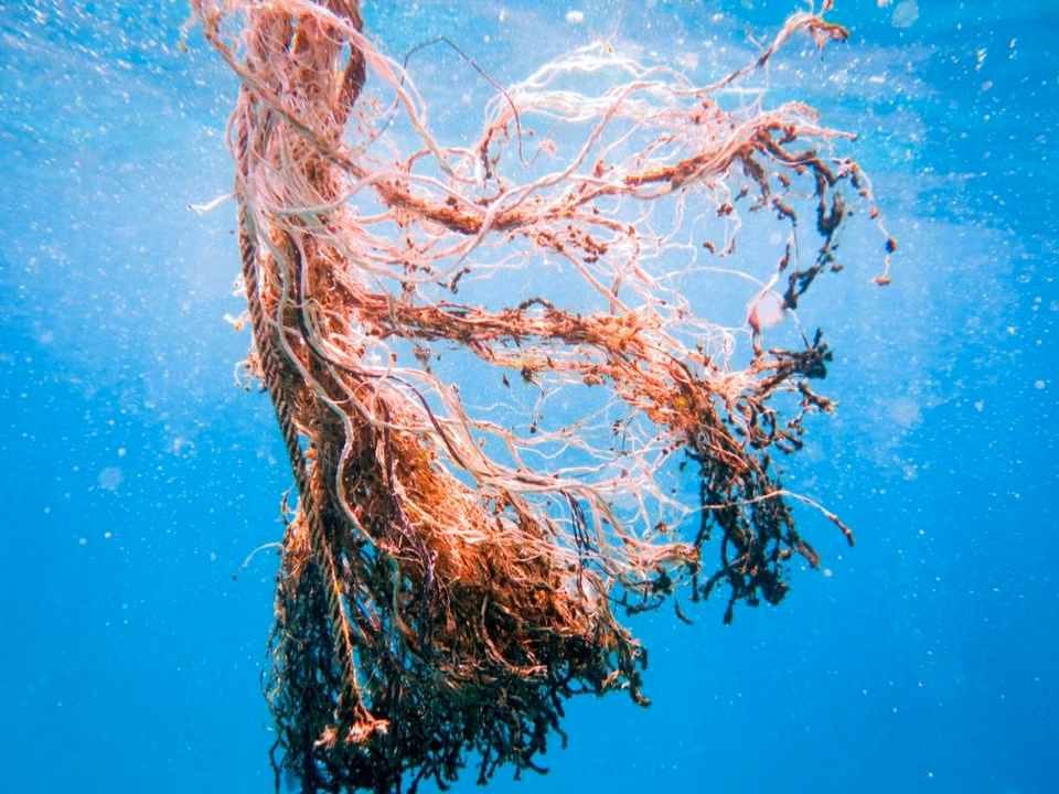 Đôi khi, thời tiết xấu khiến ngư dân bị mất ngư cụ trong quá trình ra khơi. Tuy nhiên, đây cũng có thể là chủ đích của họ khi bỏ lại những ngư cụ đã không còn cần thiết. Việc này tiện hơn so với việc đem chúng trở lại bờ rồi vứt. Ảnh: iStock.