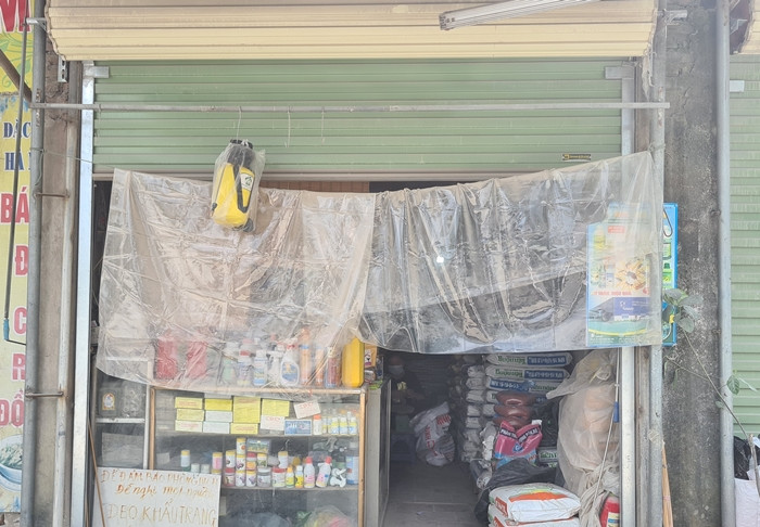 Những lớp bụi phủ dày đặc vì cải tạo đường ĐT427 khiến người dân khốn khổ.