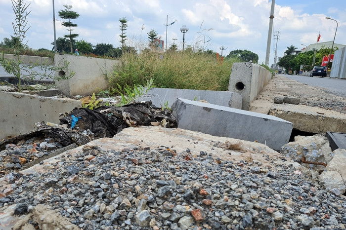 Theo quan sát của PV báo Tri thức và Cuộc sống, suốt đoạn đường ĐT427 đang được cải tạo rất khó tìm được tấm biển báo thông tin về chủ đầu tư, đơn vị thi công, tư vấn giám sát công trình.