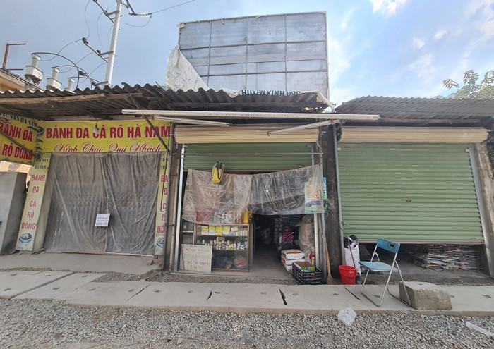 Dù đóng cửa nhưng nhiều hộ gia đình vẫn phải sử dụng thêm một vài tấm nilon, áo mưa, hoặc vải mành để chắn bụi nhưng cũng chỉ được một phần nào.