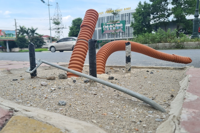 Nguy hiểm hơn, những hạng mục đang thi công dở dang không được che chắn, căng dây cảnh báo tiềm ẩn nguy cơ tai nạn bất cứ lúc nào.