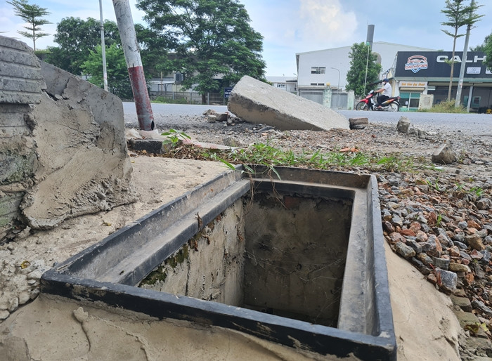 Các vị trí cống thoát nước chưa được đậy nắp cũng không có bất kỳ biện pháp che chắn, hay biển cảnh báo nào.