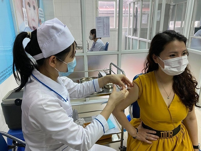 Ha Noi to chuc tiem vaccine cho 100% nguoi dan tu 18 tuoi truoc 15/9 the nao?