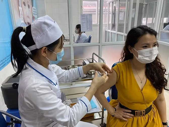 Ha Noi to chuc tiem vaccine cho 100% nguoi dan tu 18 tuoi truoc 15/9 the nao?