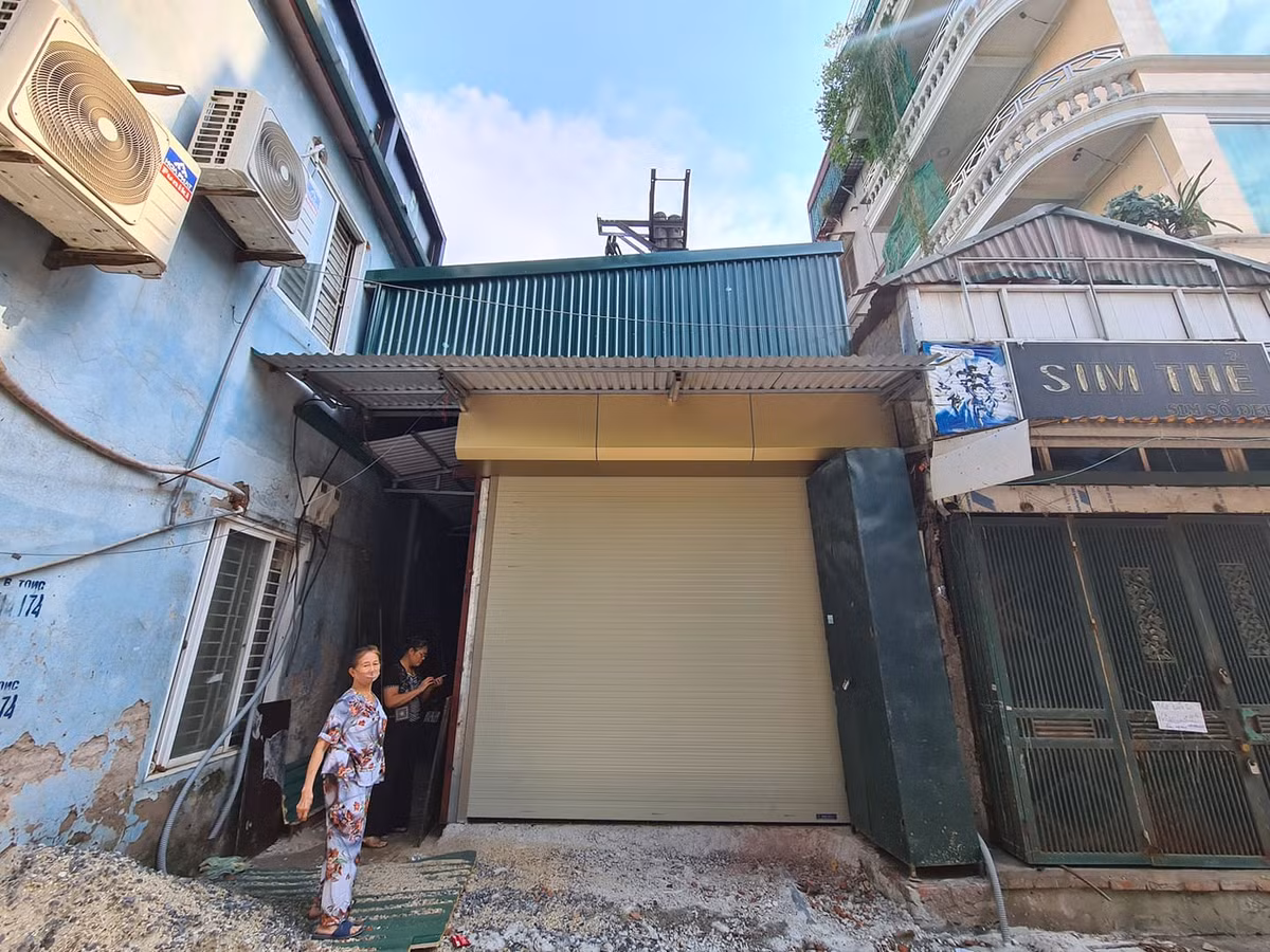 Ha Noi: Cong trinh bi to “nuot” cot dien, vi pham TTXD?-Hinh-4