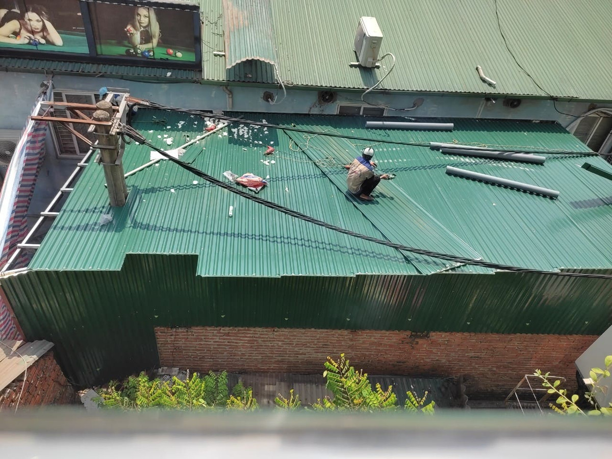 Ha Noi: Cong trinh bi to “nuot” cot dien, vi pham TTXD?-Hinh-2