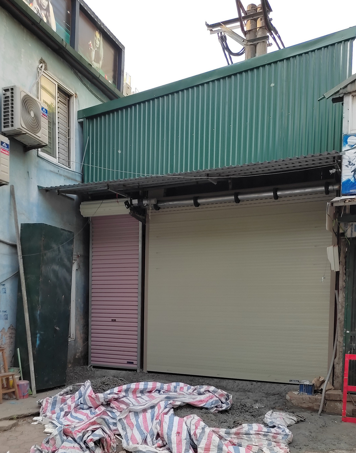 Ha Noi: Cong trinh bi to “nuot” cot dien, vi pham TTXD?-Hinh-3