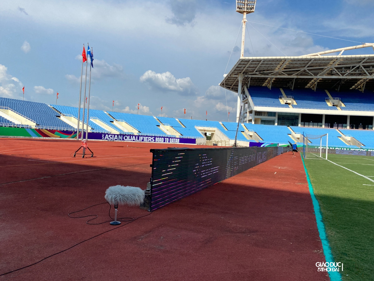 Cùng với đó mic thu được gắn ngay gần sân thi đấu, giúp khán giả cảm nhận không khí trên sân một cách chân thực và rõ ràng nhất.