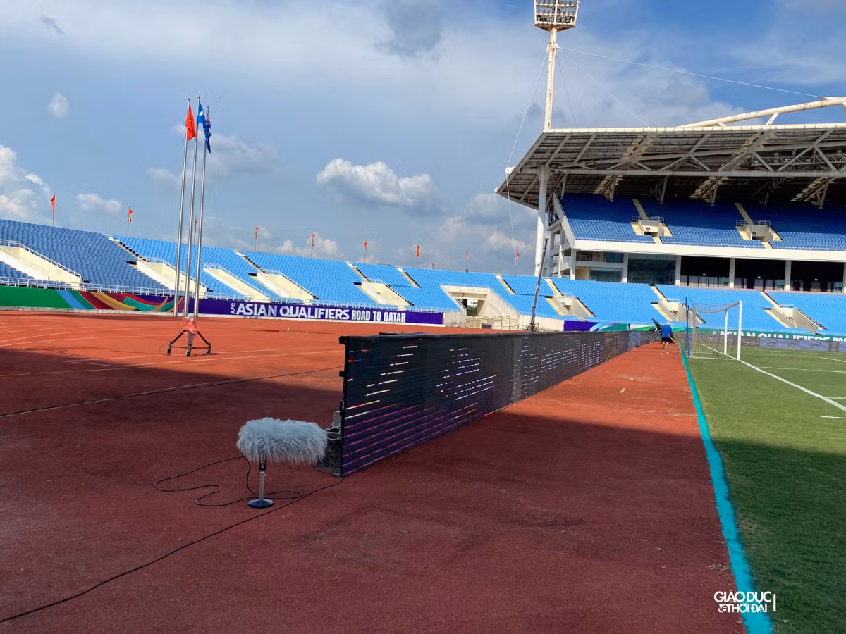 Cùng với đó mic thu được gắn ngay gần sân thi đấu, giúp khán giả cảm nhận không khí trên sân một cách chân thực và rõ ràng nhất.