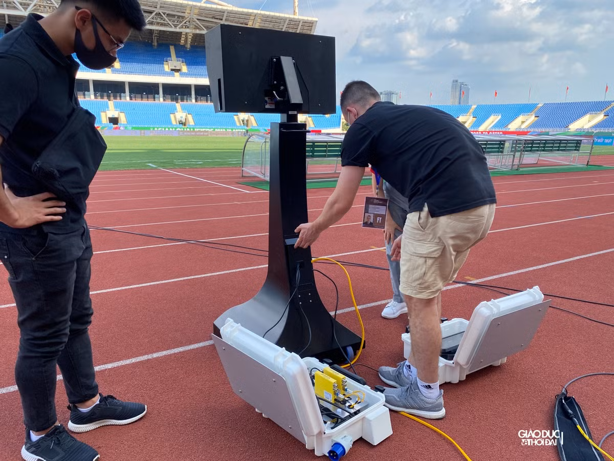 Công nghệ phục vụ cho trọng tài chính xem lại các tình huống trên sân nhằm xác định chính xác lỗi vi phạm của các cầu thủ.