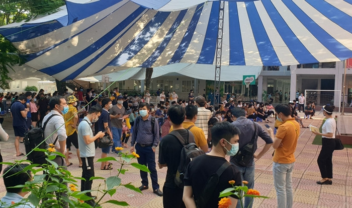 Tương tự, tại điểm tiêm chủng ở trường tiểu học Phú Đô (quận Nam Từ Liêm, Hà Nội) chiều nay, người dân cũng tập trung rất đông đến để tiêm vắc xin phòng COVID-19.