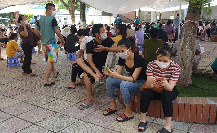 Thỉnh thoảng cũng xảy ra tình trạng người dân ngồi tụ tập, không giữ khoảng cách.